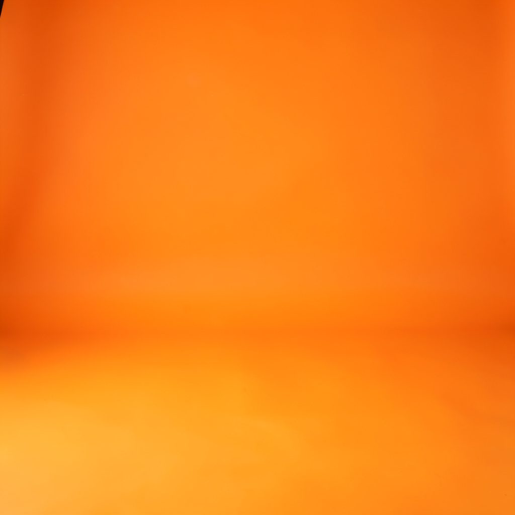 Gedeckter Restauranttisch mit warmem Ambiente, Orange- und Brauntöne, einladende Atmosphäre